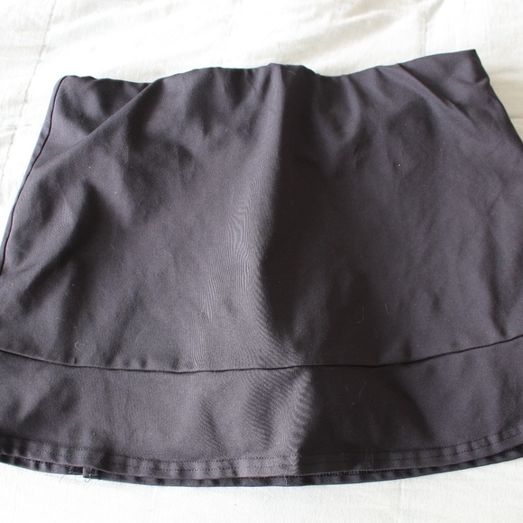 Black tennis skirt with lime green spandex - Picture 5 of 5